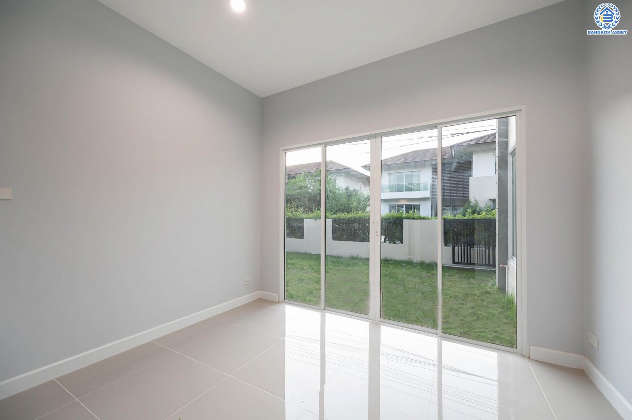 บ้านมือสองตกแต่งใหม่ โครงการ เดอะเวอรีเดียนโฮม กาญจนาภิเษก เนื้อที่กว้าง 75 ตร.ว. ฟังก์ชัน 3 ห้องนอน 4 ห้องน้ำ 1 ห้องอเนกประสงค์ 1 ห้องแม่บ้าน จอดรถได้ 2 จอด บนทำเลดี ติดถนนกาญจนาภิเษก เชื่อมต่อถนนรัตนาธิเบศร์ ถนนนครอินทร์ ถนนกาญจนาภิเษก ใกล้รถไฟฟ้าสายสีม่วง "สถานีตลาดบางใหญ่" และจุดขึ้นทางด่วน "ศรีรัช"...